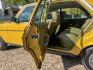 Image 64/139 of Mercedes-Benz 240 D (1978)