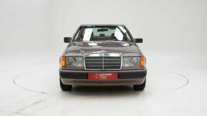 Bild 9/15 von Mercedes-Benz 230 CE (1988)
