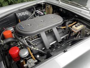 Image 17/26 of Ferrari 330 GT 2+2 (1966)