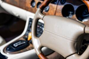 Immagine 28/42 di Jaguar XK8 4.0 (2001)