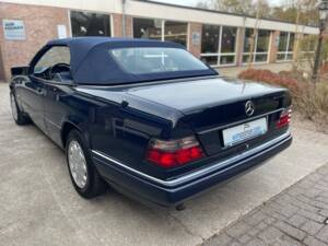 Image 19/25 of Mercedes-Benz E 200 (1996)