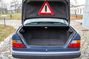 Bild 22/25 von Mercedes-Benz 300 E-24 (1991)