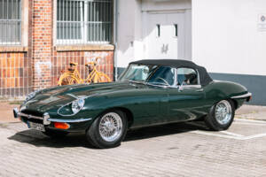 Image 3/63 of Jaguar E-Type (1969)