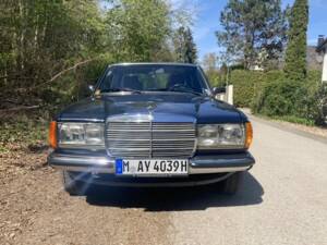 Bild 2/27 von Mercedes-Benz 230 E (1983)
