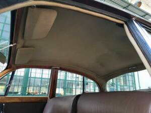 Image 19/42 of Jaguar Mk II 2.4 (1964)