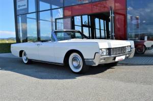 Image 33/50 of Lincoln Continental Convertible (1967)