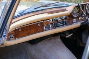 Image 15/50 of Mercedes-Benz 220 SE b (1966)