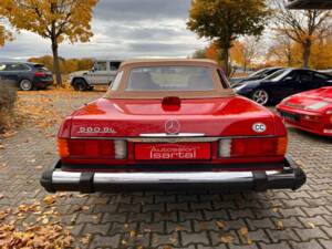 Bild 10/22 von Mercedes-Benz 560 SL (1986)