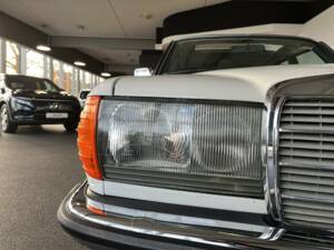 Image 14/22 of Mercedes-Benz 280 E (1977)