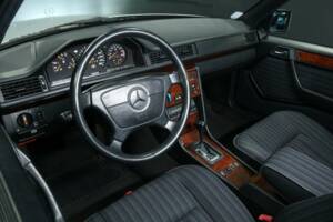 Bild 12/50 von Mercedes-Benz 300 E-24 (1992)