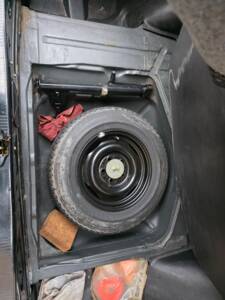 Image 42/73 of Mercedes-Benz 230 E (1985)