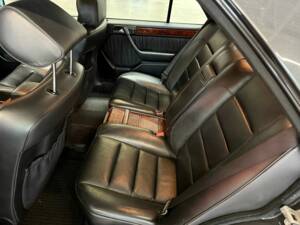 Image 14/14 of Mercedes-Benz 500 E (1993)