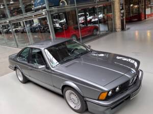 Image 13/33 of BMW M 635 CSi (1987)