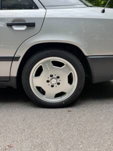 Image 6/32 of Mercedes-Benz 230 E (1987)