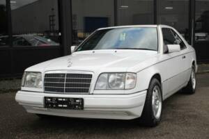 Bild 5/8 von Mercedes-Benz 220 CE (1993)