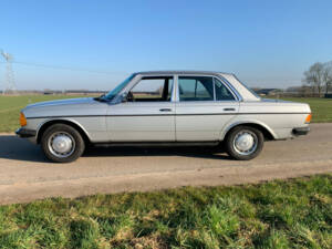 Image 3/5 de Mercedes-Benz 250 (1978)