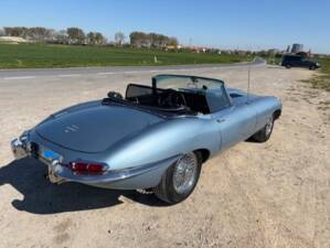 Image 3/6 de Jaguar E-Type (1968)