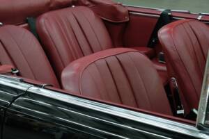 Image 39/50 of Mercedes-Benz 220 SE b (1963)