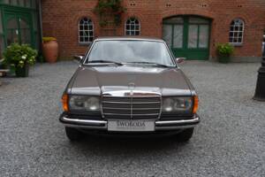 Image 6/15 of Mercedes-Benz 230 CE (1983)