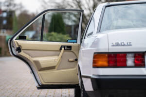 Imagen 41/42 de Mercedes-Benz 190 E (1984)