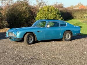 Image 2/19 of Aston Martin DB 6 (1969)