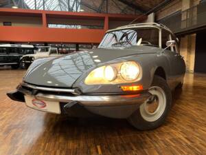 Image 2/30 of Citroën DS 20 Familiale (1970)