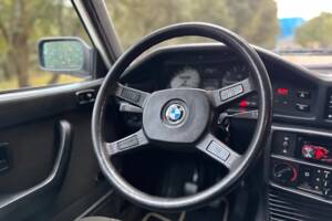 Bild 29/47 von BMW 528i (1986)