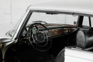 Image 15/49 de Mercedes-Benz 280 SE (1970)