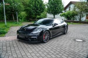 Image 2/11 of Porsche Panamera GTS (2018)