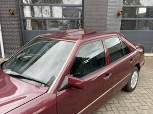 Bild 5/8 von Mercedes-Benz 300 E (1990)