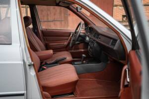 Bild 44/62 von Mercedes-Benz 190 E (1983)
