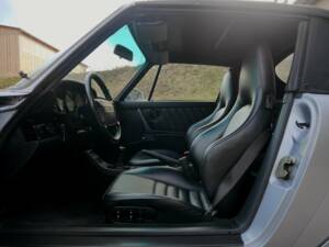 Image 21/37 de Porsche 911 Carrera 2 (WTL) (1992)