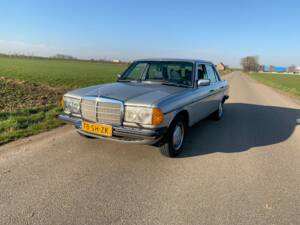 Bild 3/8 von Mercedes-Benz 250 (1978)