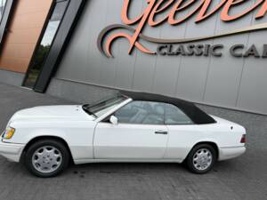 Imagen 13/41 de Mercedes-Benz E 320 (1995)