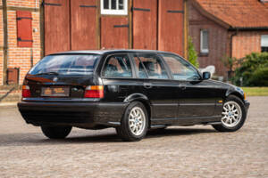 Immagine 13/44 di BMW 328i Touring (1997)