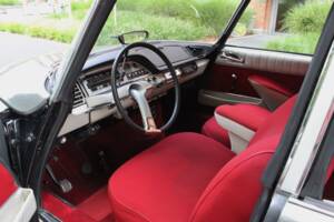 Image 13/22 of Citroën DS 21 Pallas (1966)