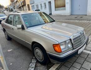 Afbeelding 2/14 van Mercedes-Benz 200 E (1989)