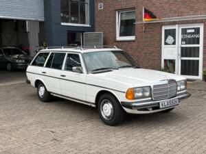 Image 4/66 of Mercedes-Benz 200 T (1984)