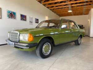Immagine 15/91 di Mercedes-Benz 240 D (1981)