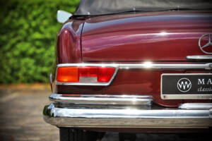 Immagine 58/71 di Mercedes-Benz 220 SE b (1961)