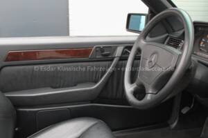 Image 28/33 of Mercedes-Benz E 200 (1994)