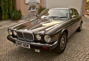 Image 10/50 of Jaguar XJ 12 (1988)