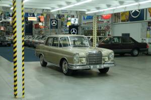 Image 18/50 of Mercedes-Benz 300 SE (1964)