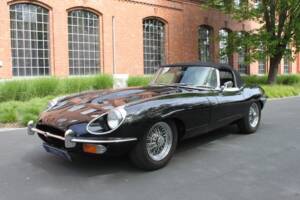Image 2/24 of Jaguar E-Type (1970)