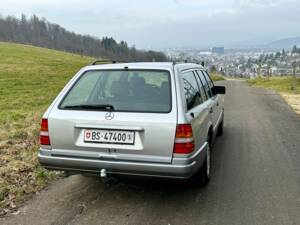 Image 6/16 of Mercedes-Benz E 300 Turbodiesel T (1996)