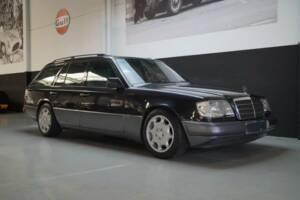 Bild 1/50 von Mercedes-Benz E 280 T (1994)
