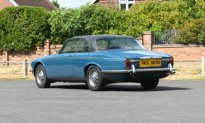 Image 3/21 de Daimler Double Six (1978)