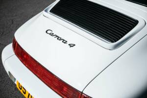 Image 22/38 of Porsche 911 Carrera 4 (1990)