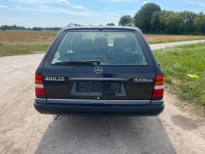 Image 4/81 de Mercedes-Benz 300 TE 4-Matic (1992)