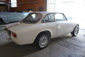 Image 23/28 de Alfa Romeo Giulia GT 1300 Junior (1970)